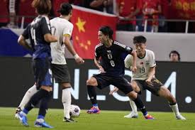 2-0！萨拉赫传射，造百年神迹，瓜帅错信一人，利物浦双杀曼城！.